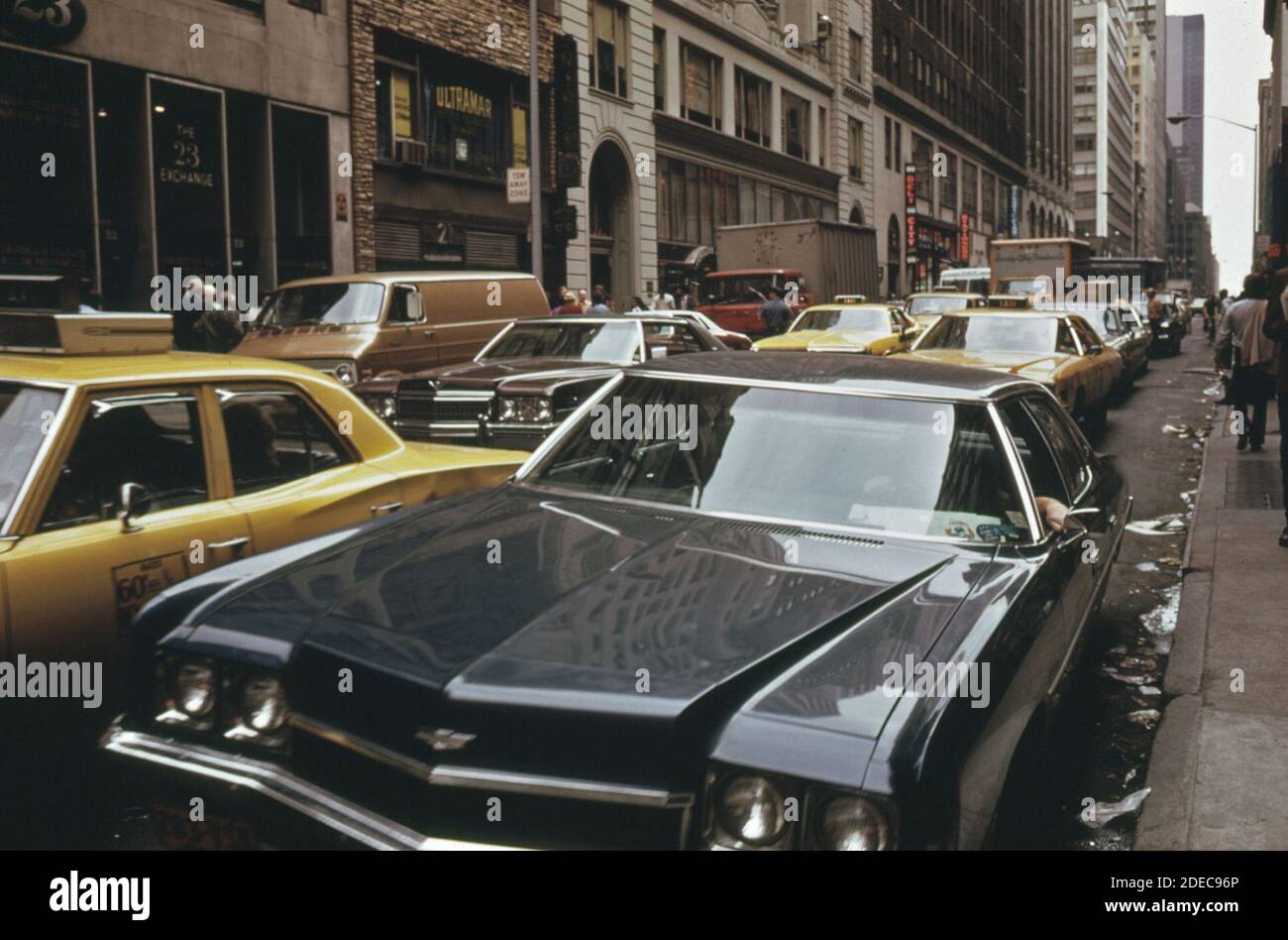 1970 Foto (1973) - l'auto parcheggiata aggiunge al traffico di crossstown Congestione sulla 47th Street (New York City) Foto Stock
