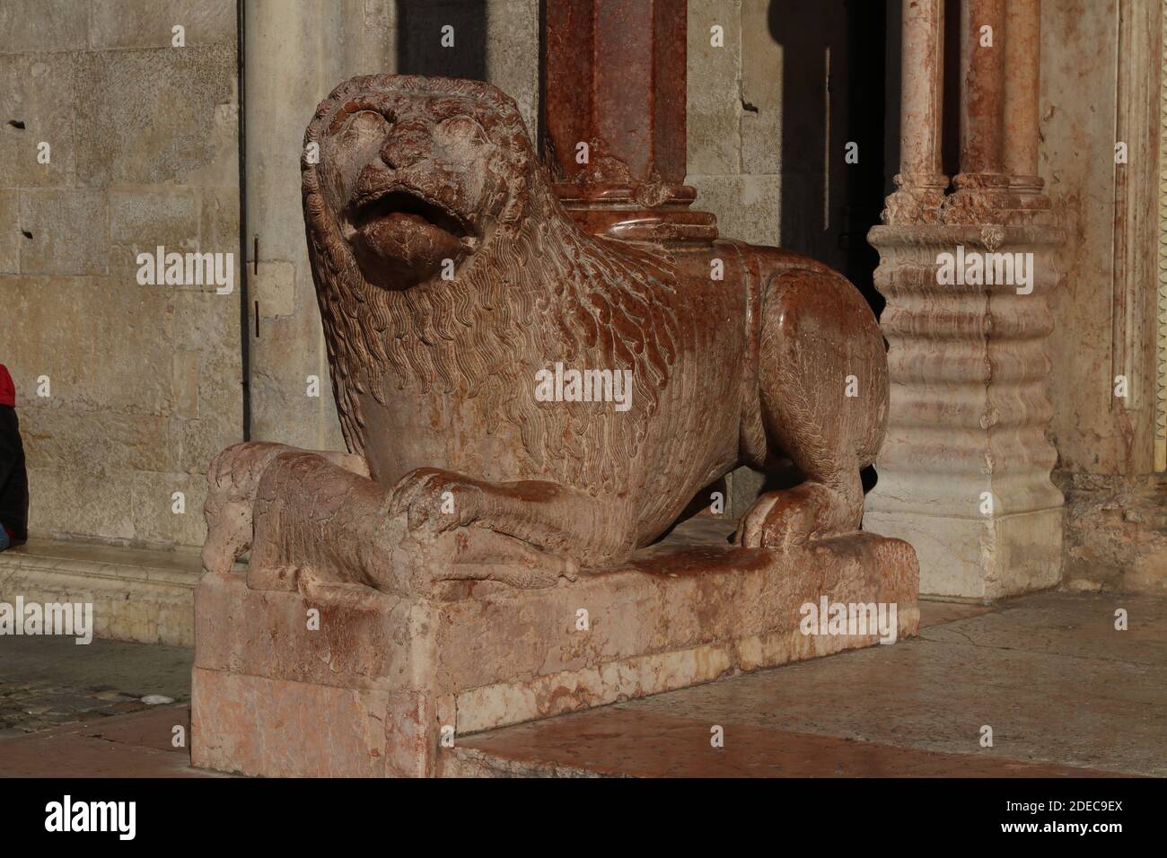 Modena, antica statua del leone, dettagli architettonici della cattedrale, stile romanico, Italia, patrimonio mondiale dell'UNESCO Foto Stock