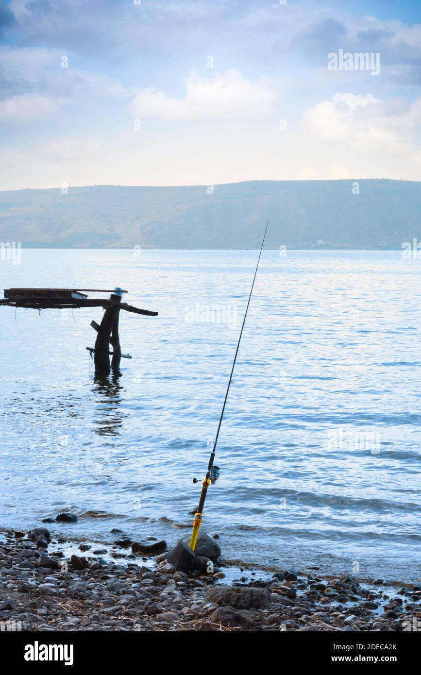 Canna da pesca sul Mare di Galilea e alture del Golan. Foto di alta qualità. Foto Stock