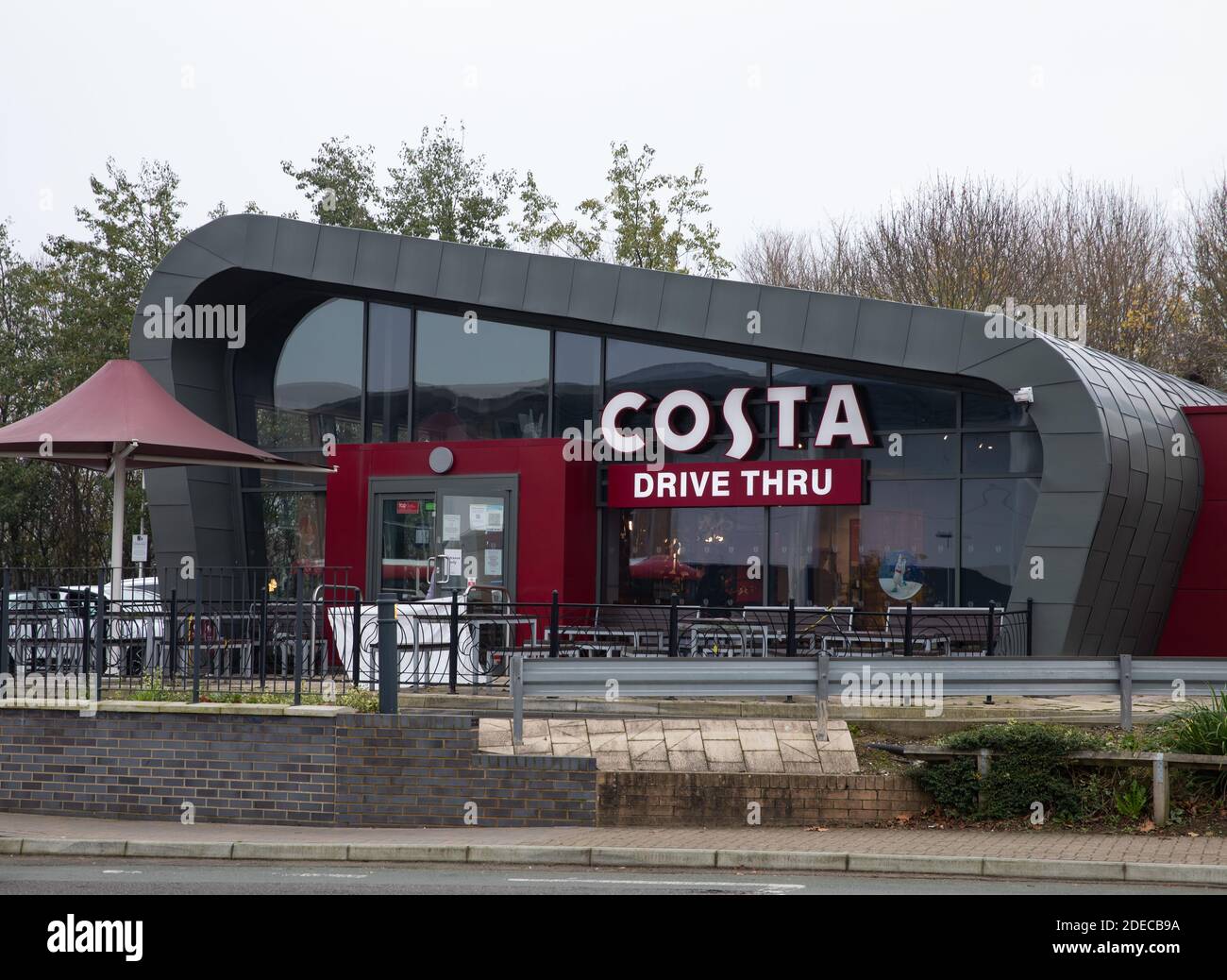 Costa Drive Thru nel parco al dettaglio di Collonades Purley Way, Croydon, Surrey Foto Stock