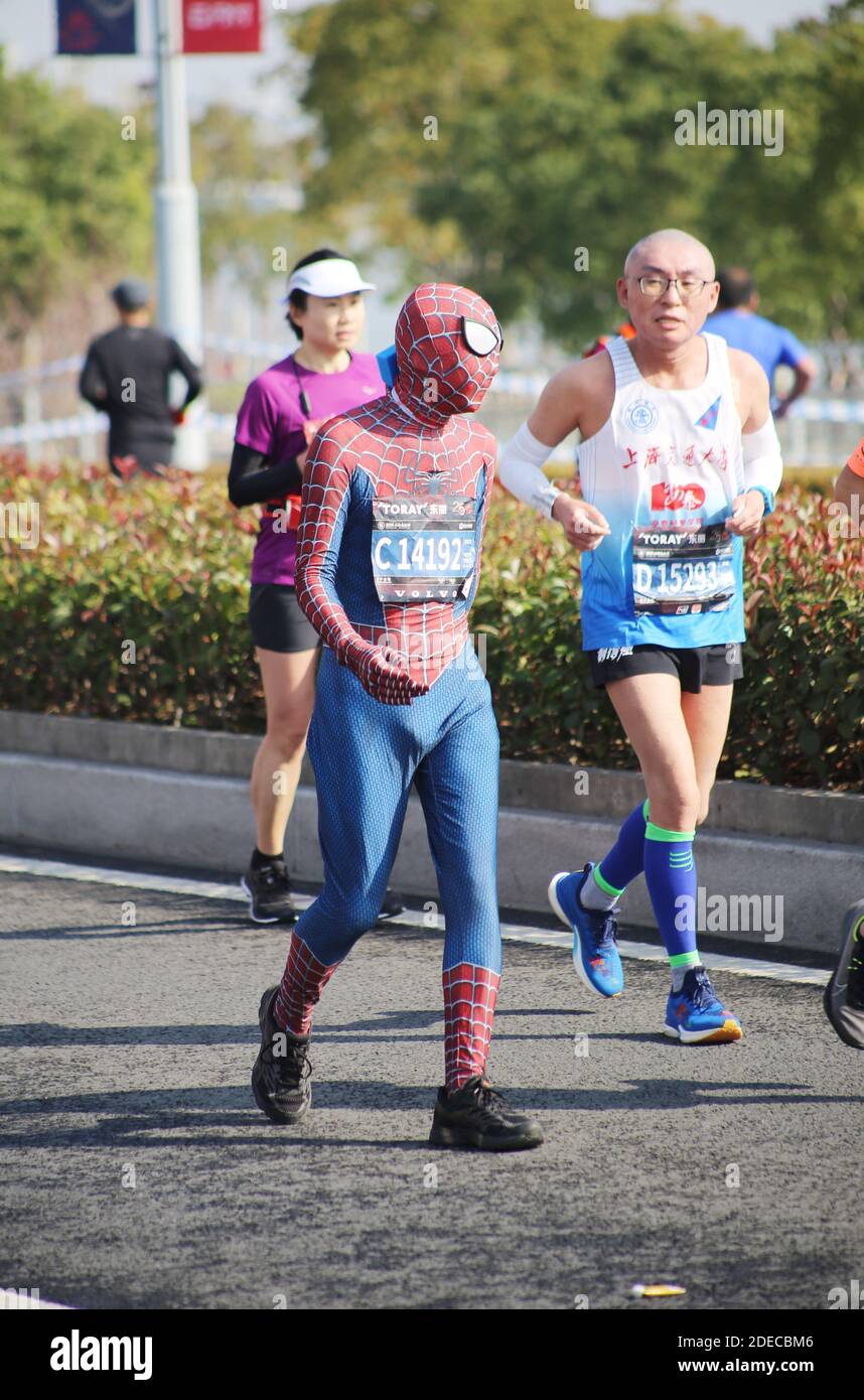 Shanghai, Cina. 30 novembre 2020. Persone cosplay vari ruoli per unirsi alla maratona di Shanghai a Shanghai, Cina il 30 novembre, 2020.(Photo by TPG/cnsphotos) Credit: TopPhoto/Alamy Live News Foto Stock