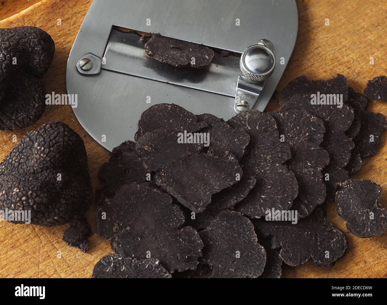 Il Perigord tartufo, tuber melanosporum, funghi tagliati a fette Foto Stock