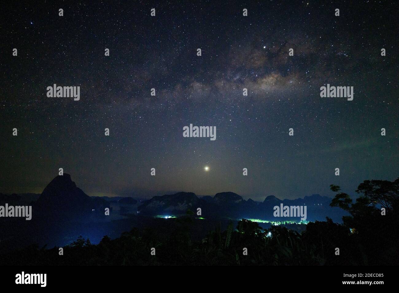 Lunga esposizione Fotografia notturna con Via Lattea a phang-nga thailandia Foto Stock