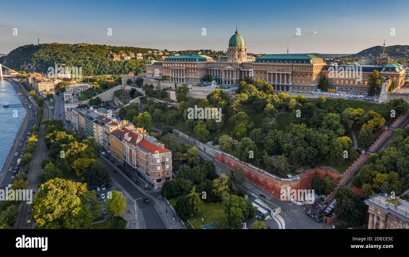 Budapest, Ungheria - Vista aerea del bellissimo Palazzo reale del Castello di Buda con la Cittadella Ungherese sullo sfondo in un pomeriggio estivo soleggiato Foto Stock