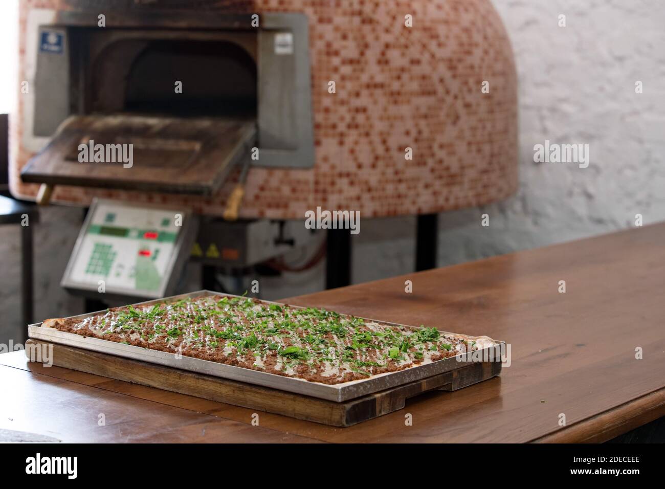 Preparazione e cottura di una focaccia pizza con purea di pomodoro e. formaggio Foto Stock