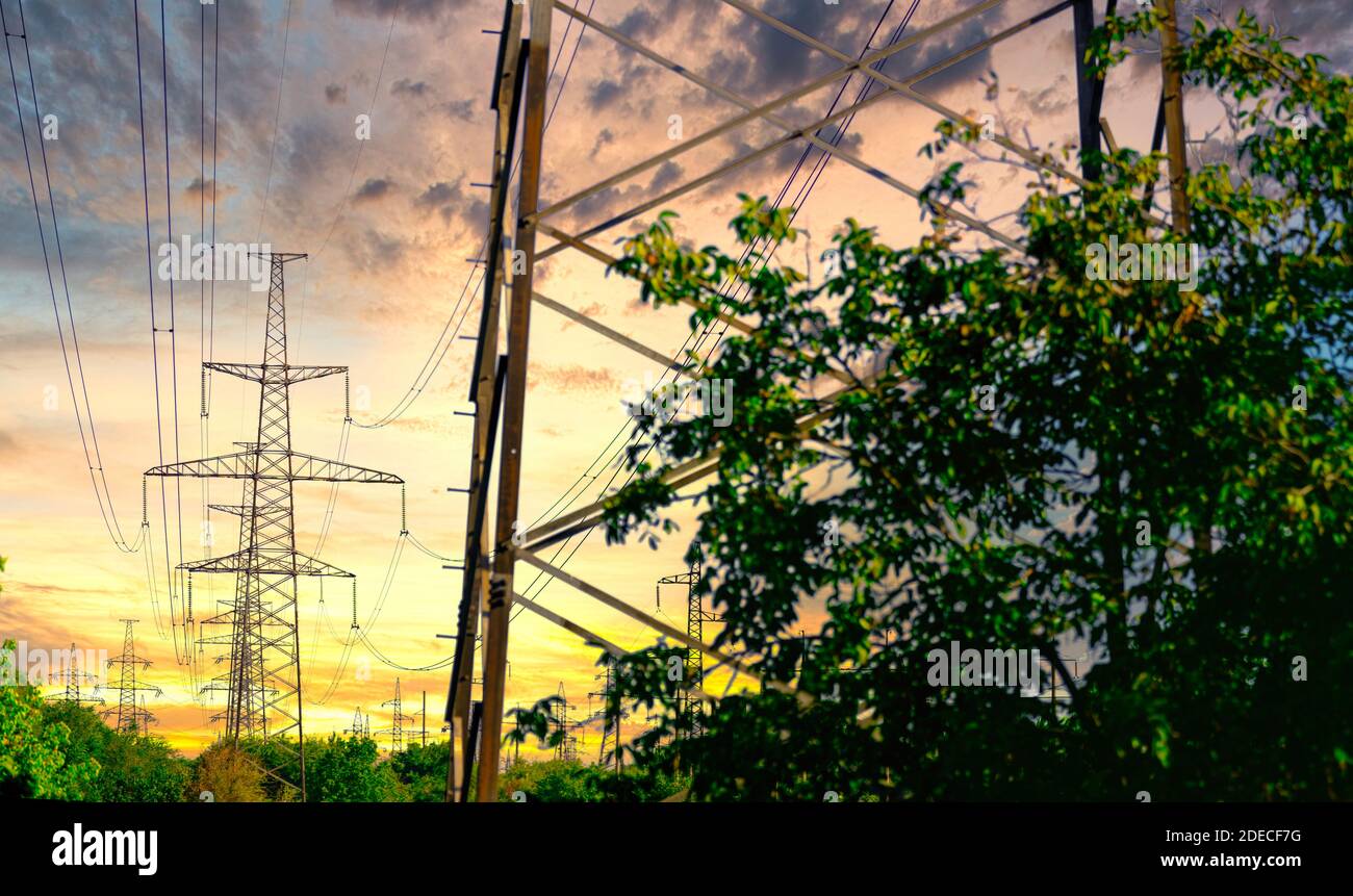 palo ad alta tensione. torre ad alta tensione al tramonto. vista industriale delle linee ad alta tensione. Foto Stock