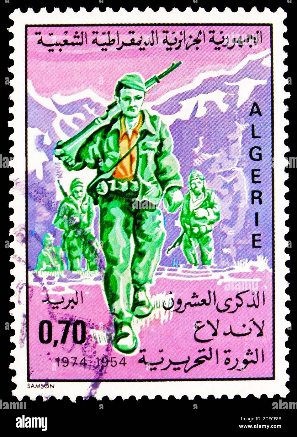 MOSCA, RUSSIA - 17 OTTOBRE 2020: Francobollo stampato in Algeria mostra soldati in montagna, 20 ° anniversario della serie di Rivoluzione, circa 1974 Foto Stock