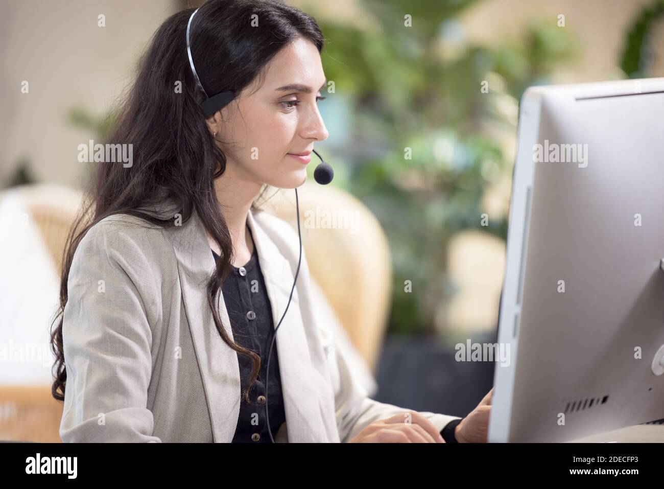Personale aziendale multiculturale che lavora in un Call Center, servizio di assistenza clienti online. Foto Stock