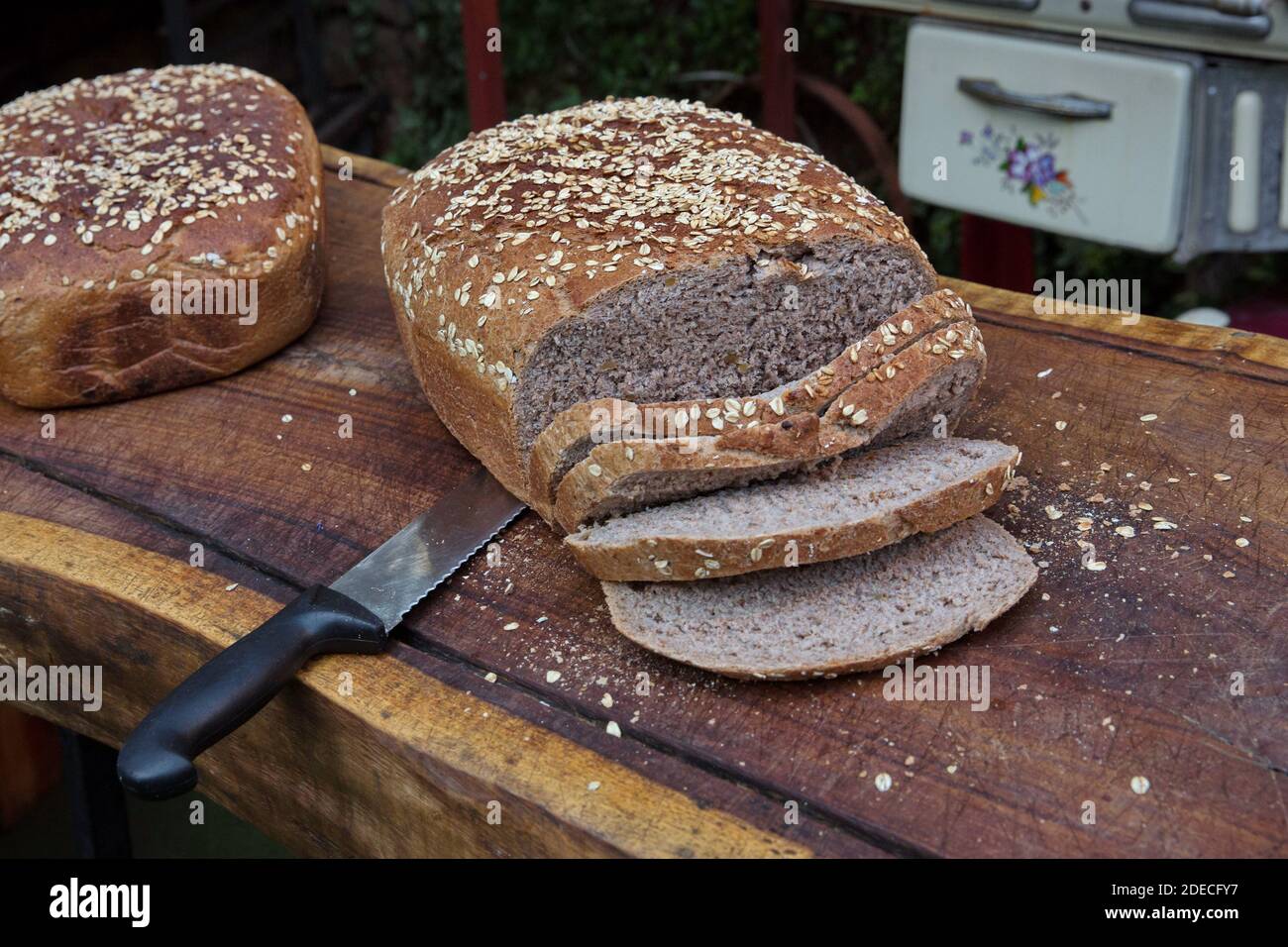 Un assortimento di panini appena sfornati e focacce di pane su un tavolo a buffet per il brunch Foto Stock