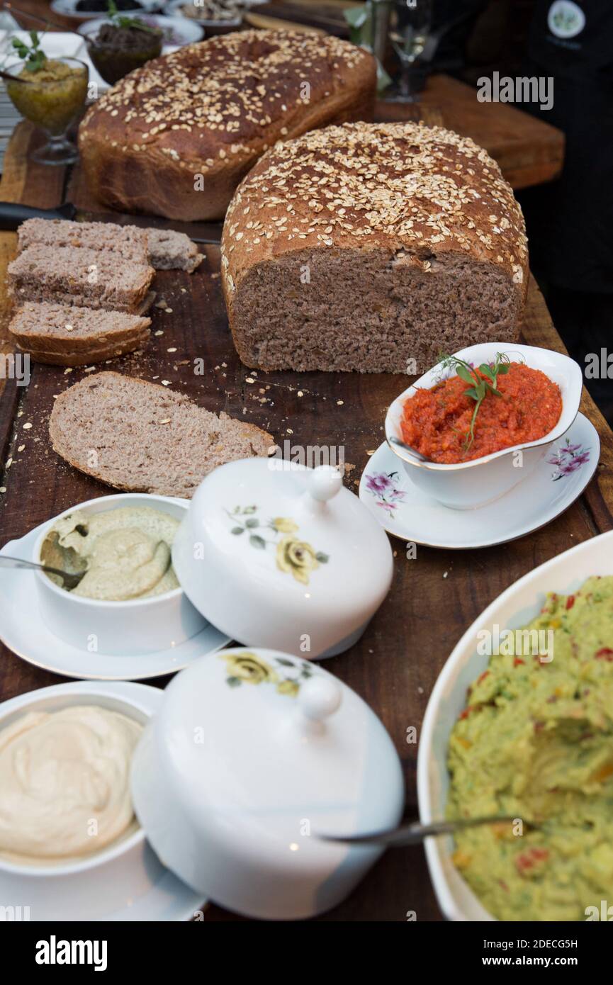 Un assortimento di panini appena sfornati e focacce di pane su un tavolo a buffet per il brunch Foto Stock