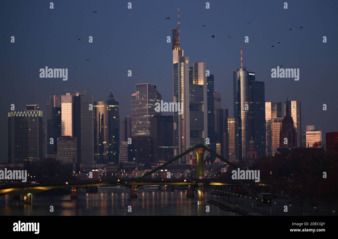 30 novembre 2020, Hessen, Francoforte sul meno: I grattacieli della città bancaria brillano all'alba. Foto: Arne Dedert/dpa Foto Stock