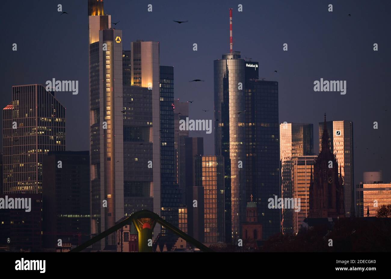 30 novembre 2020, Hessen, Francoforte sul meno: I grattacieli della città bancaria brillano all'alba. Foto: Arne Dedert/dpa Foto Stock