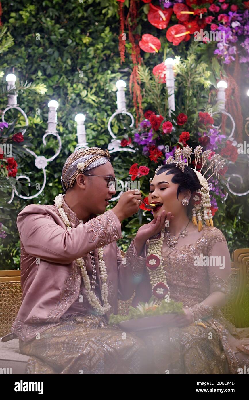 Questa foto illustra come si svolge in Indonesia il tradizionale matrimonio giavanese. Brides e Groom sono stati benedetti in un'atmosfera islamica. Foto Stock
