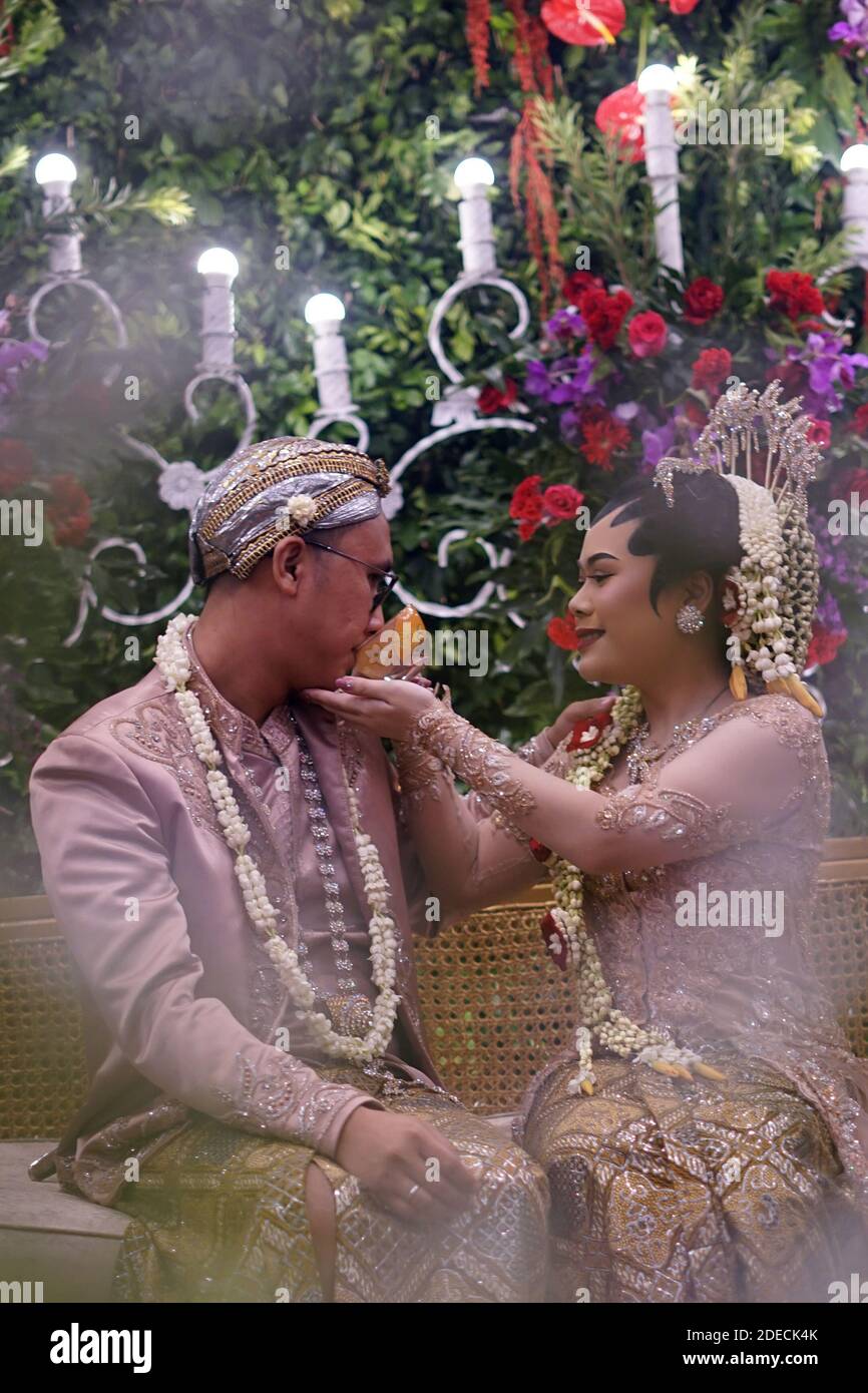 Questa foto illustra come si svolge in Indonesia il tradizionale matrimonio giavanese. Brides e Groom sono stati benedetti in un'atmosfera islamica. Foto Stock