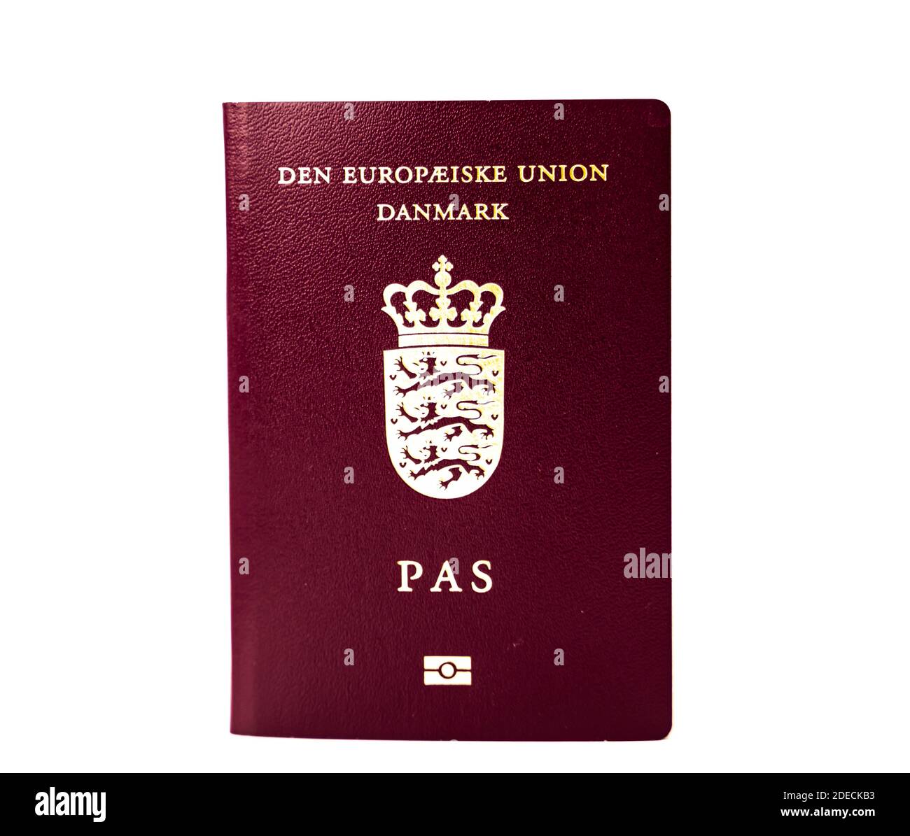 Passaporto danese isolato su sfondo bianco. . Foto di alta qualità Foto Stock