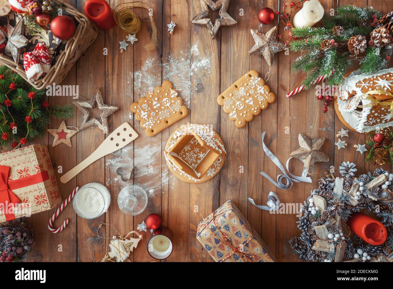 Buon Natale e buone feste! Baubles, regali, caramelle e pan di zenzero casa con ornamenti. Vista dall'alto. Tradizioni familiari. Foto Stock