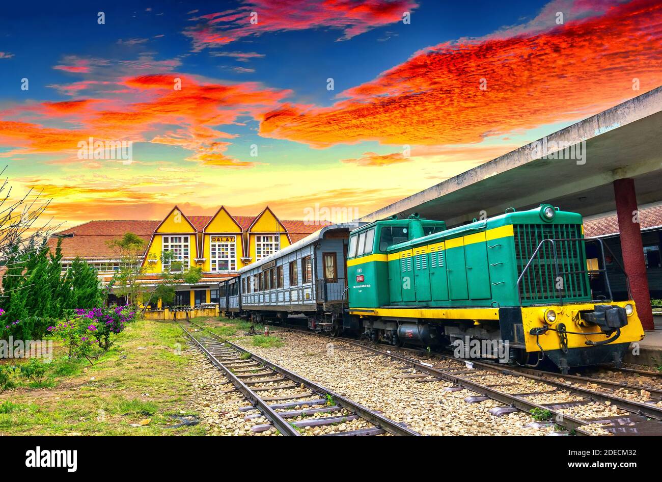 Antica stazione ferroviaria, l'architettura francese nel soleggiato autunno attira turisti da visitare, questo luogo è riconosciuto sito storico nazionale a da Lat Foto Stock