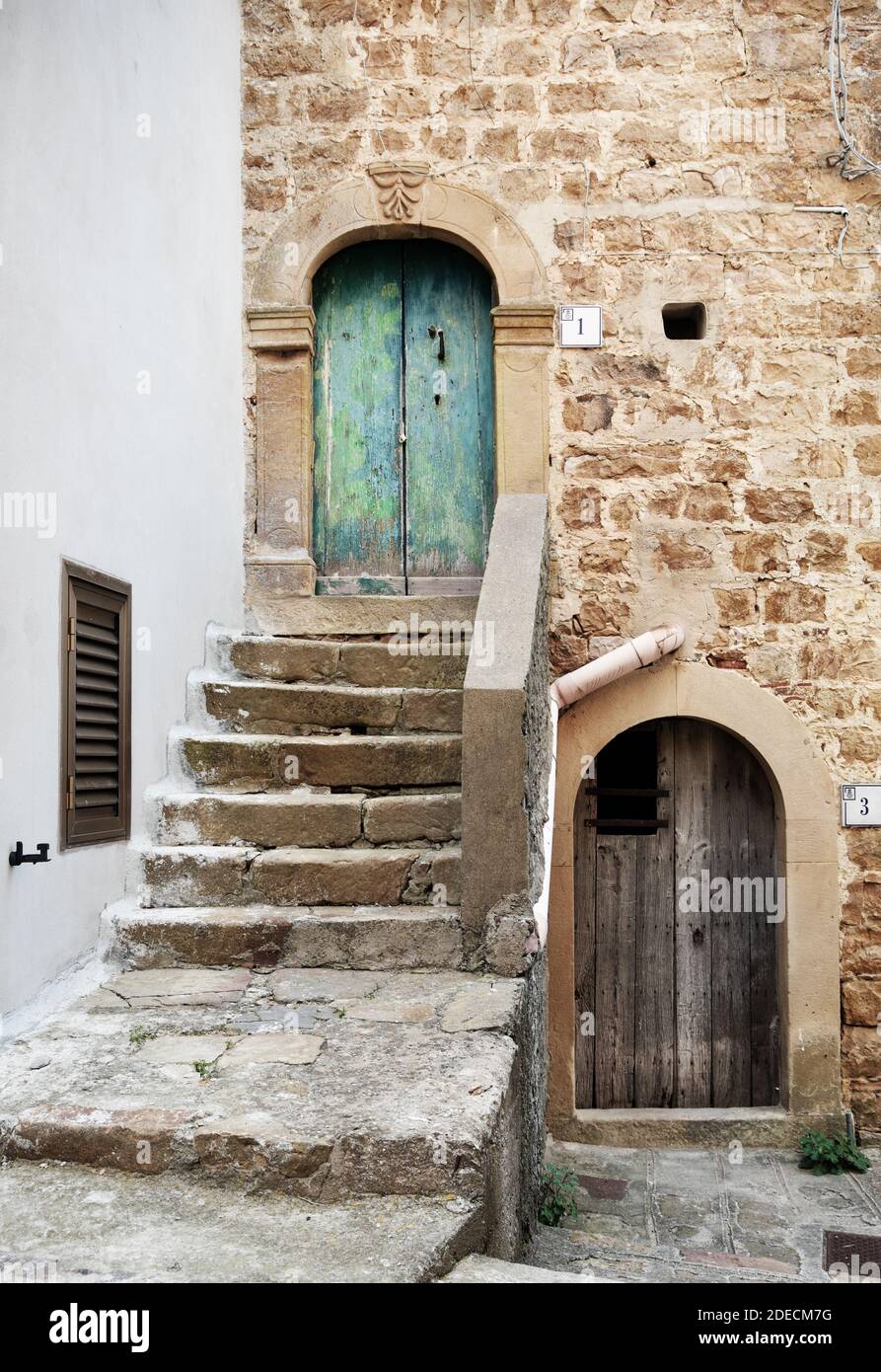 Due vecchie e intemperie porte d'ingresso nel centro storico di Castel di Lucio, testimonianza dell'architettura e della cultura siciliana Foto Stock