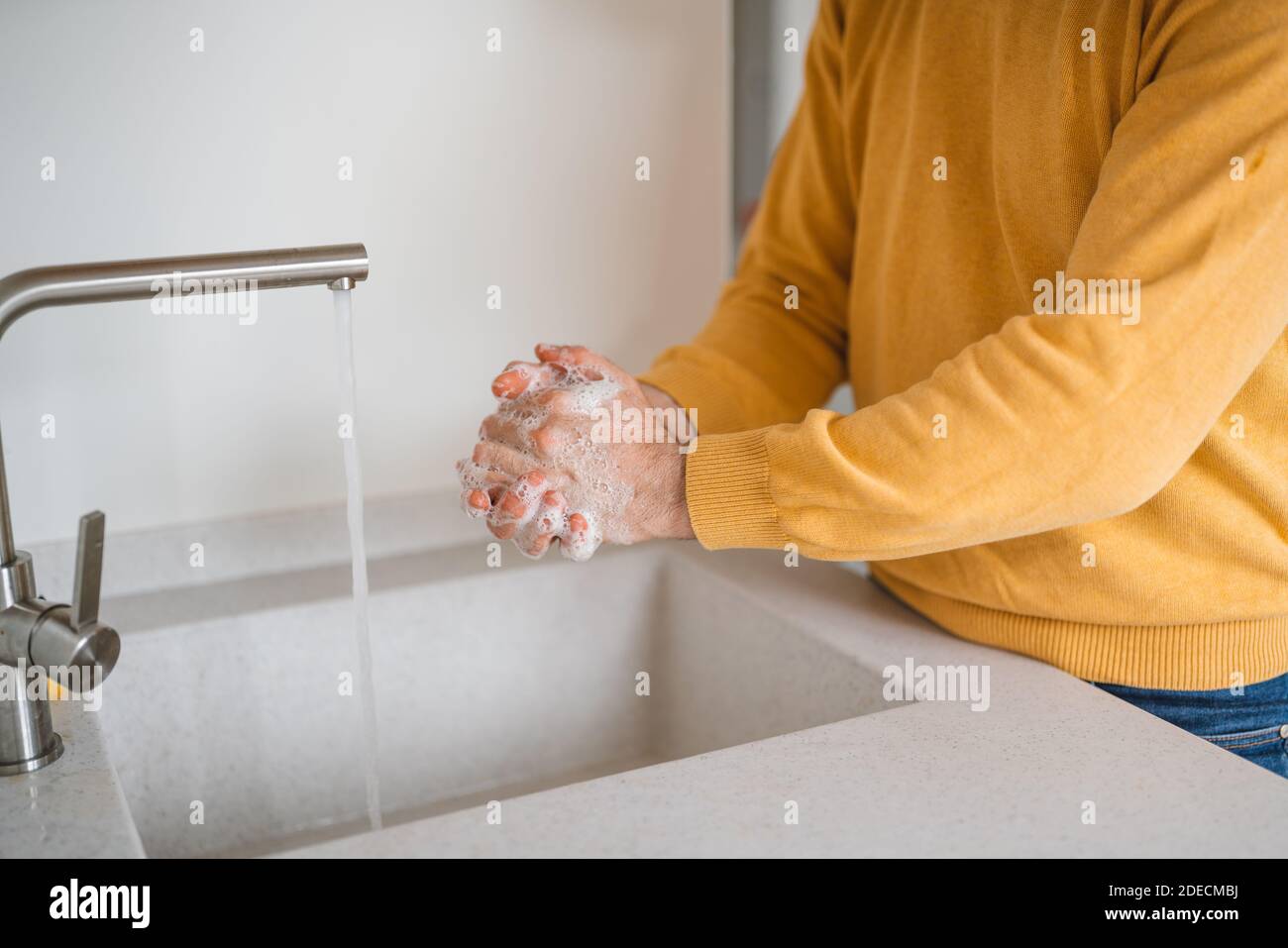 Lavaggio mani con gel antibatterico MAN per la prevenzione del virus corona, igiene Foto Stock