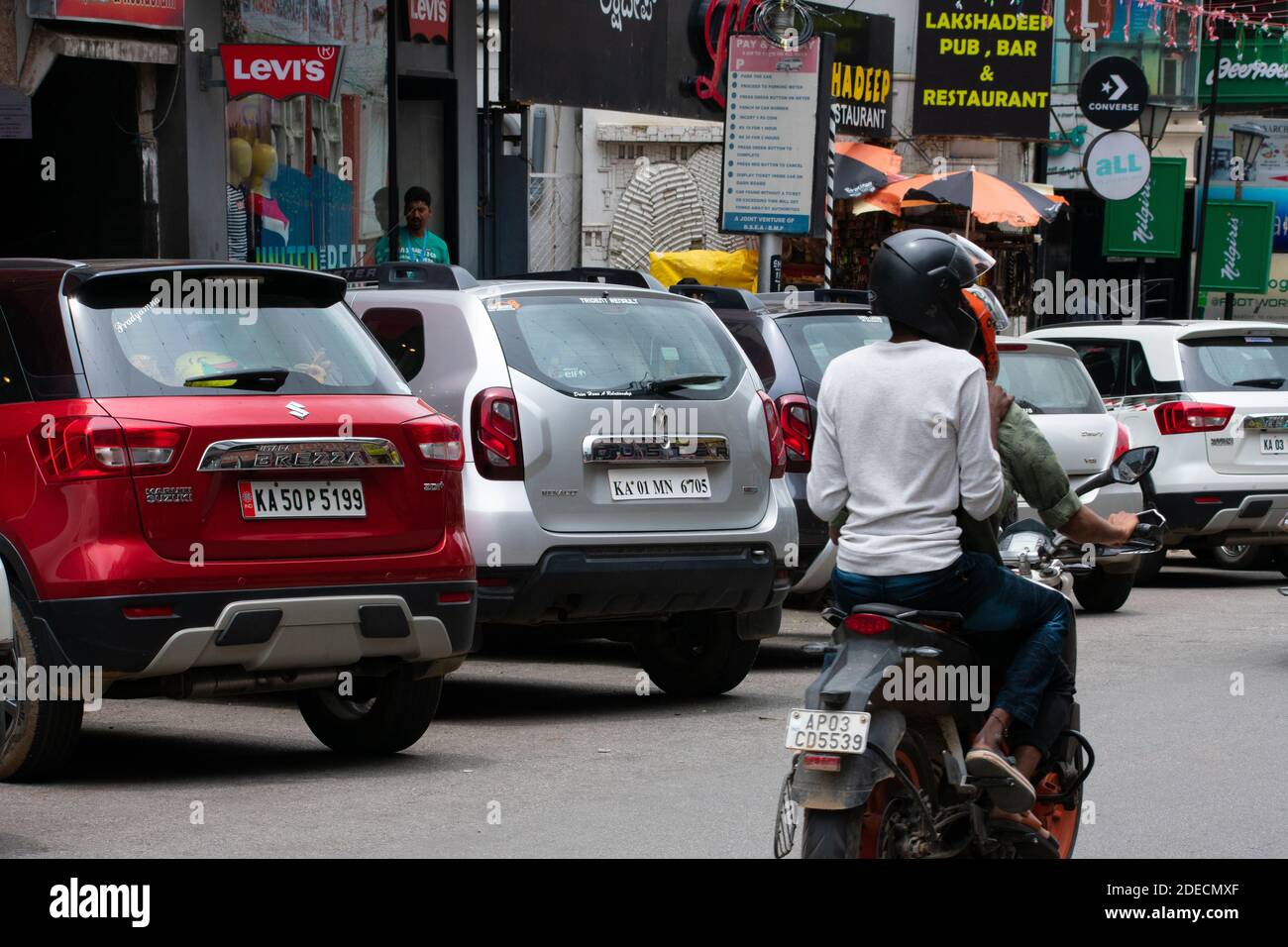 Bangalore, India - 12 agosto 2018: Vedi posto auto a Brigade Road. Foto Stock