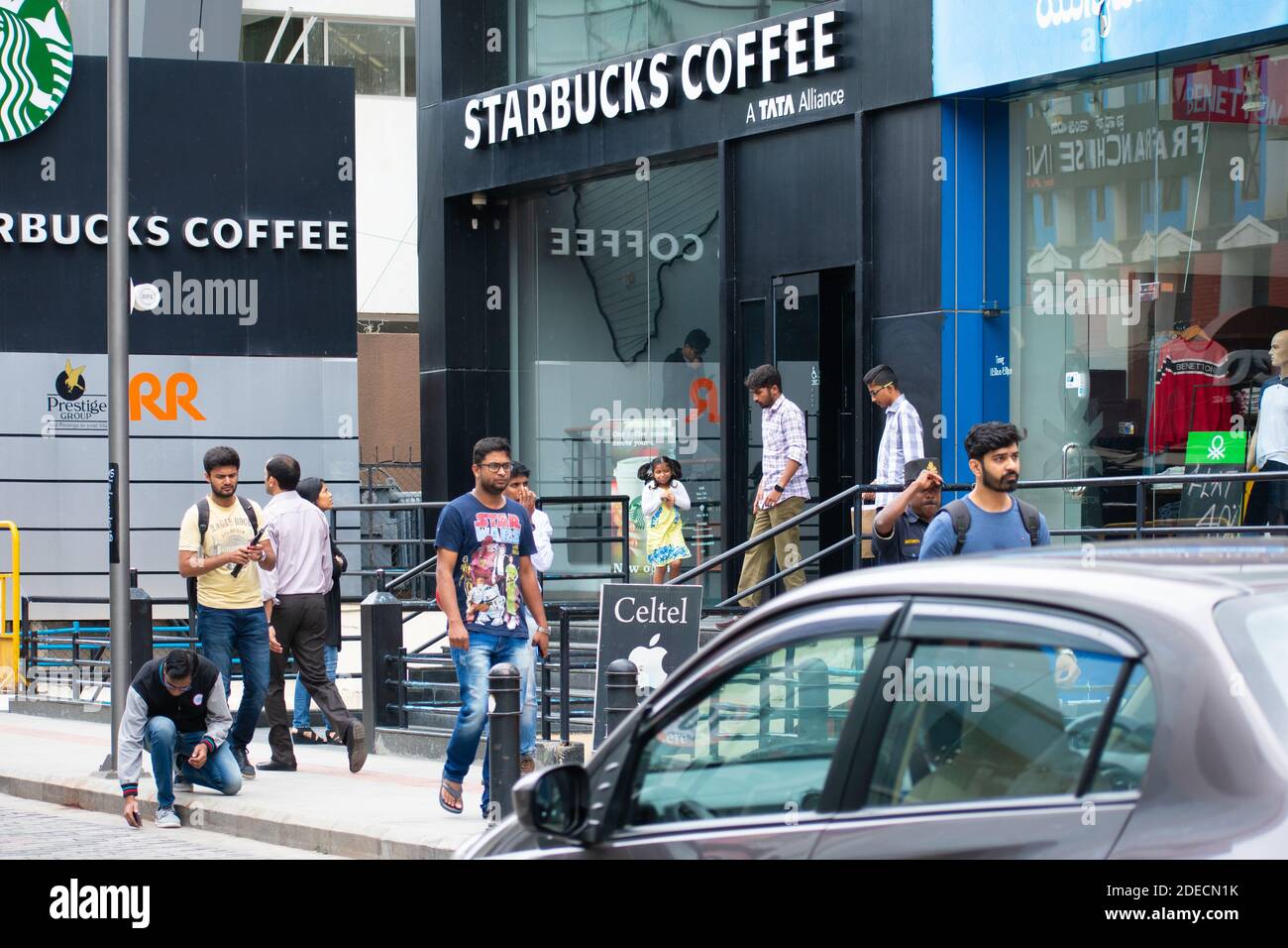 Bangalore, India - 12 agosto 2018: Persone sconosciute camminano sul lato pedonale vicino Starbucks Coffee in Brigade Road. Foto Stock