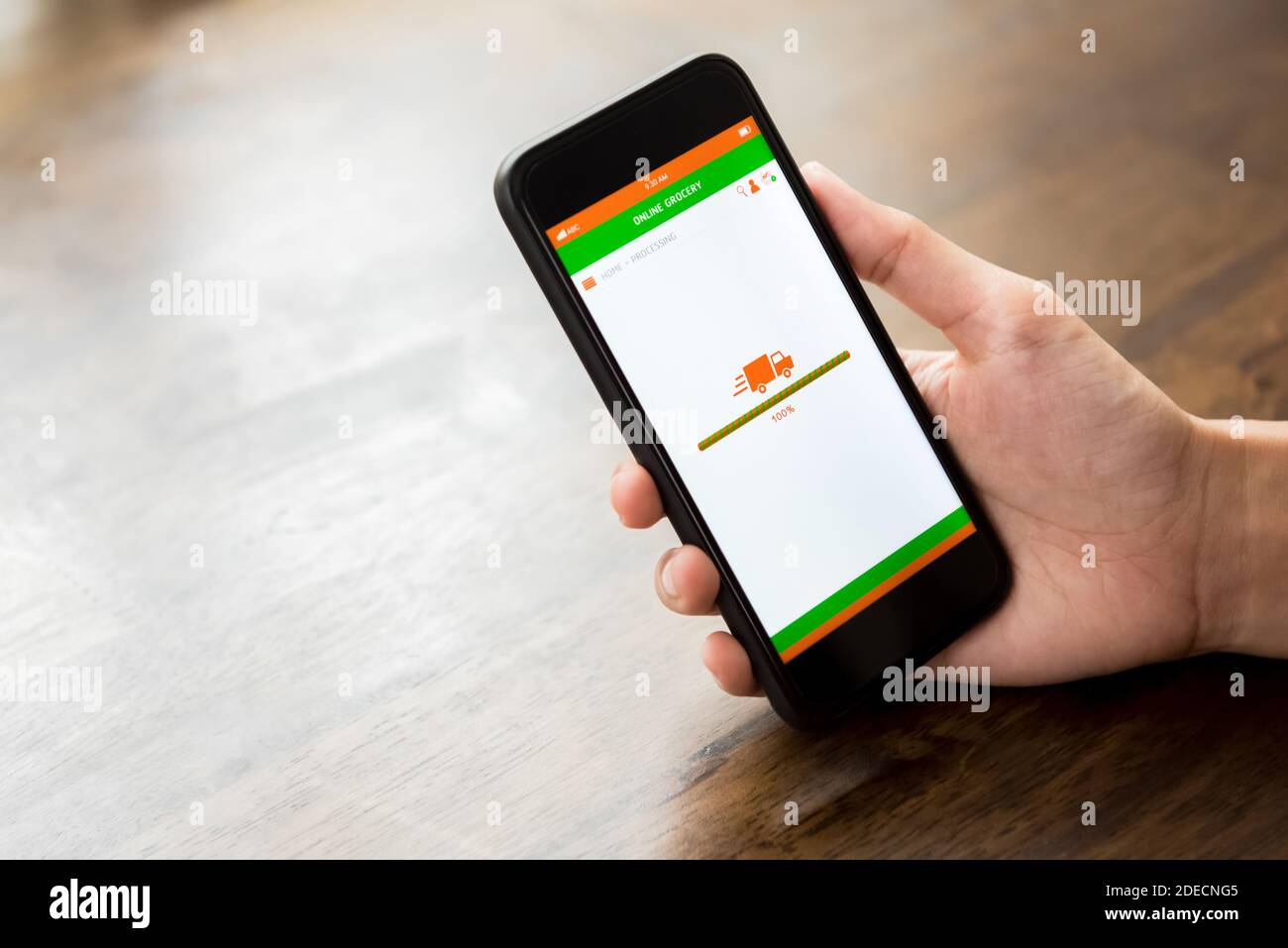 Donna che conferma la consegna di generi alimentari supermercato dopo aver effettuato il pagamento ecommerce per l'archiviazione online tramite l'applicazione per smartphone Foto Stock