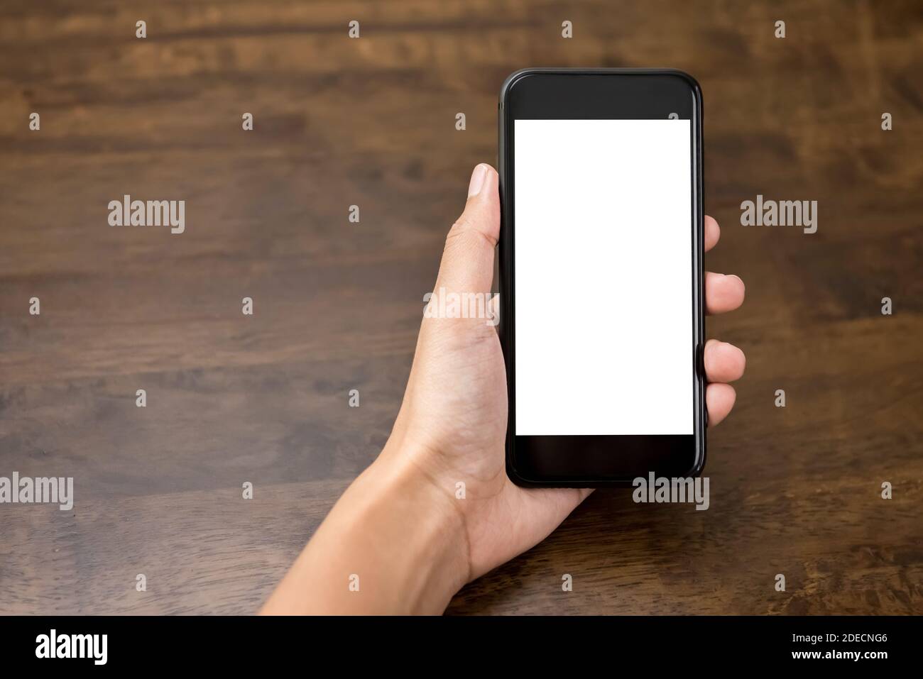Donna mano che presenta smartphone con schermo bianco vuoto per montaggio i vostri testi o immagini Foto Stock