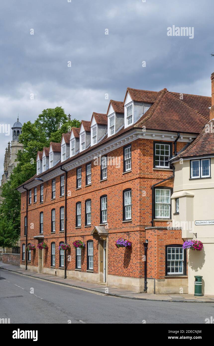 Terrazza di tre case di mattoni rossi con finestre dormitori, High Street, Eton, Berkshire, Regno Unito Foto Stock