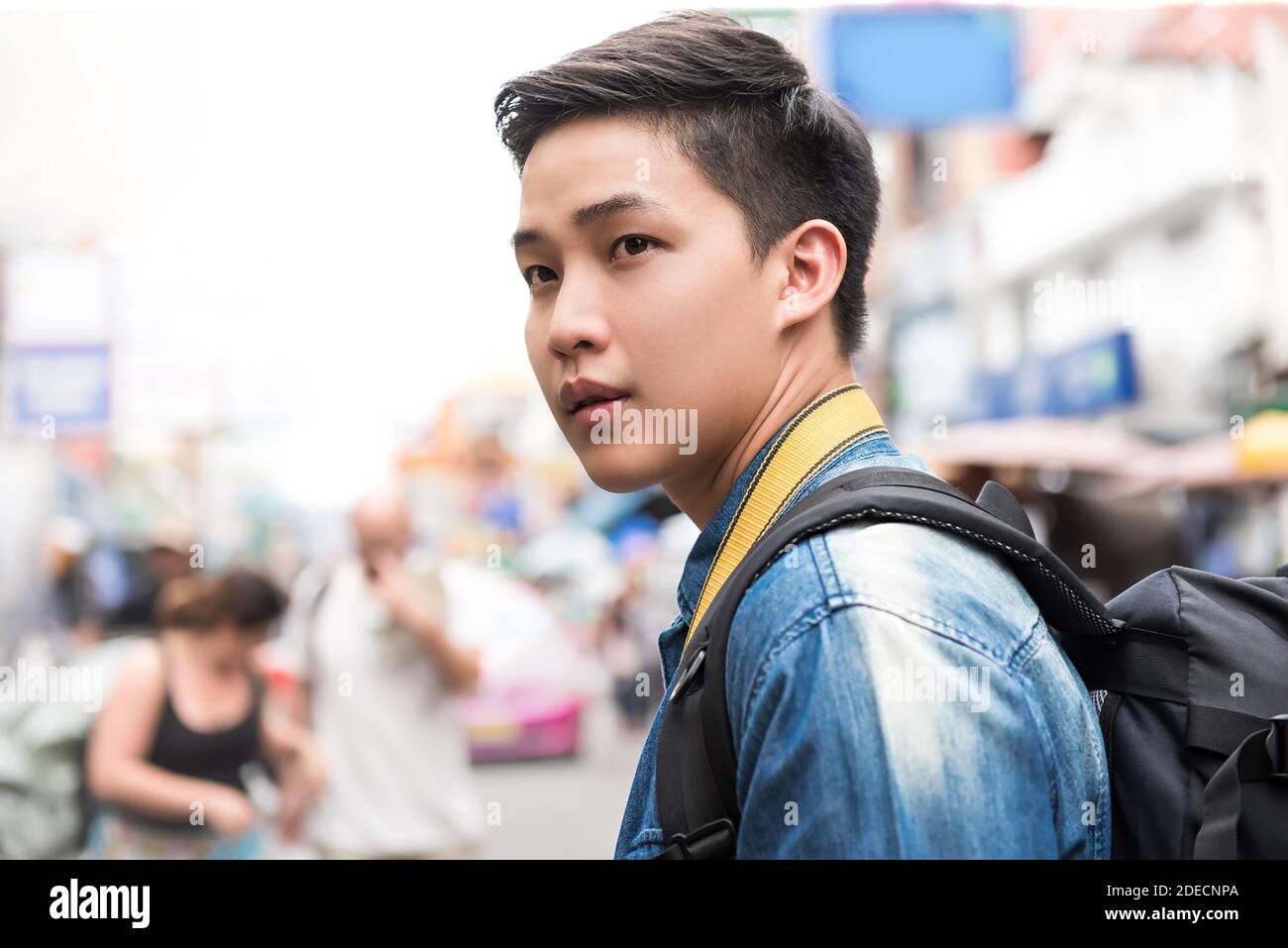Giovane indipendente bello asiatico uomo turista zaino in spalla viaggiare da solo in Khao San strada Thailandia in vacanze estive Foto Stock
