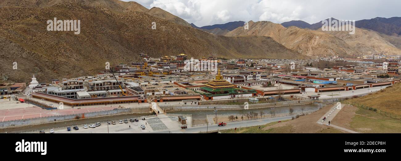 Xiahe, Provincia di Gansu / Cina - 28 aprile 2017: Veduta aerea del Monastero di Labrang. Il più grande monastero tibetano fuori dal Tibet. Formato panorama. Foto Stock