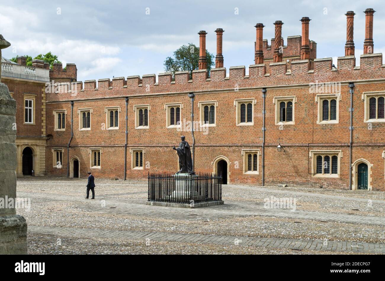 Eton College, una scuola pubblica per ragazzi, Eton, Berkshire, Regno Unito; vista del quadrilatero con il maestro che cammina attraverso. Foto Stock