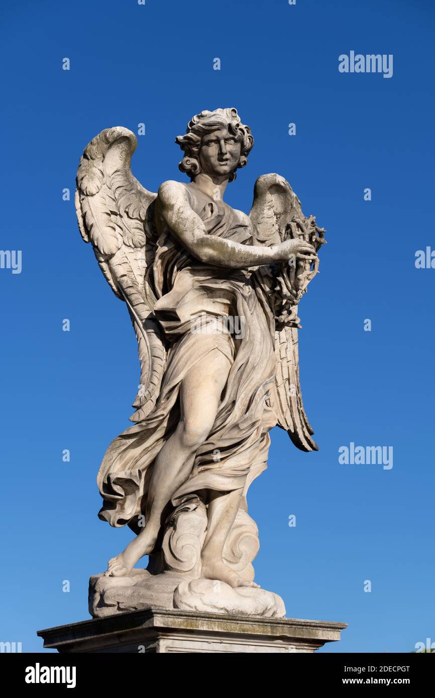 Angelo con la corona di spine sul ponte di Ponte Sant Angelo a Roma. Scultura in marmo del XVII secolo di Naldini, disegno di Bernini Foto Stock