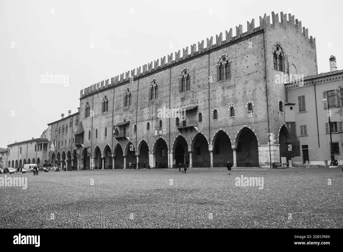 Mantova, Lombardia, Italia, 2015 dicembre: Palazzo del Capitano in piazza rinascimentale Piazza Sordello, Mantova, durante il periodo natalizio. Fotografia in bianco e nero. Foto Stock