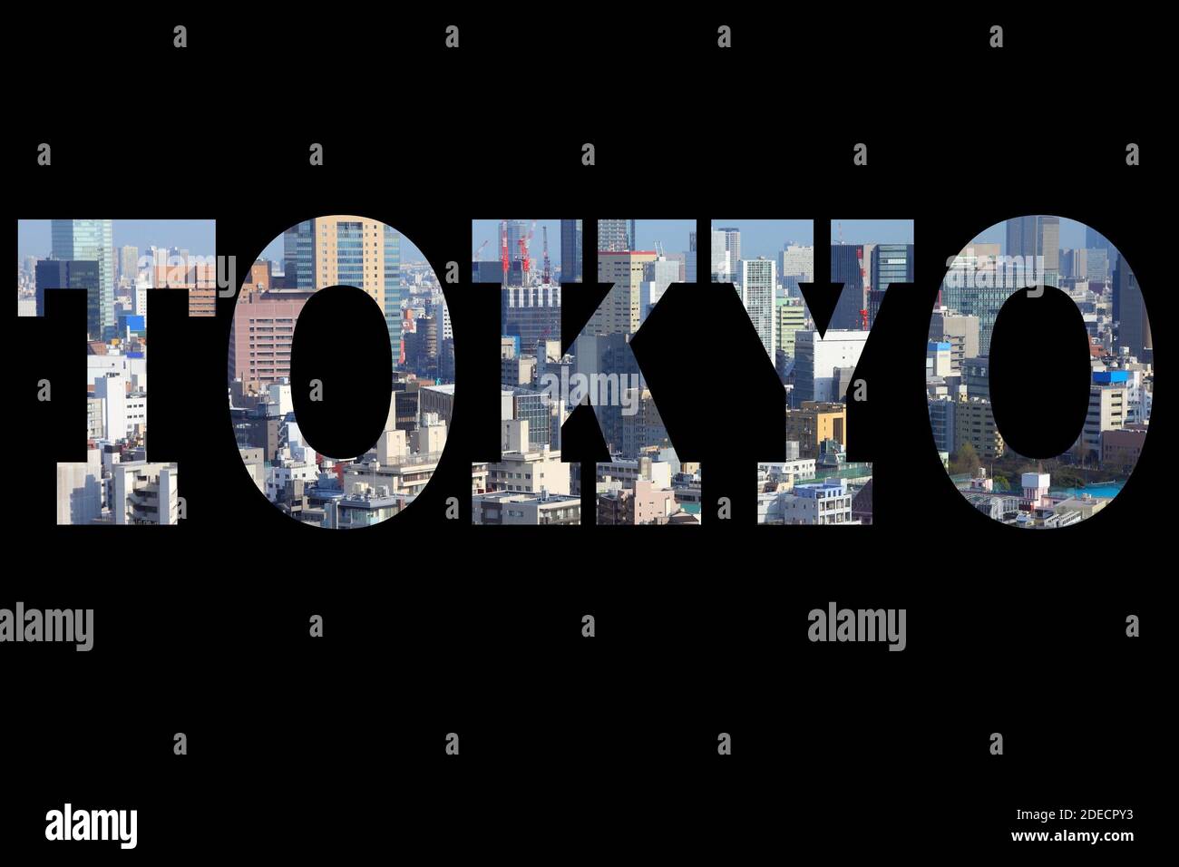 Tokyo, Giappone - cartello con il nome della città con foto sullo sfondo. Isolato su nero. Foto Stock