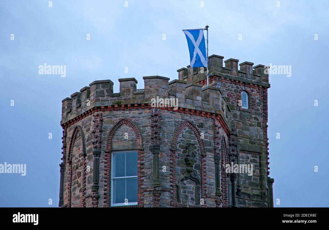 Portobello, Edimburgo, Scozia, Regno Unito. 30 novembre 2020. Bandiera di St Andrews salatre nella brezza forte al mare nuvoloso, temperatura 9 gradi centigradi e vento SW 24km/h, raffiche 39 km/h. Non è previsto alcun incontro ufficiale dal vivo per le celebrazioni del St Andrews Day a causa delle restrizioni del Covid-19. Credit: Arch White/Alamy Live News. Foto Stock