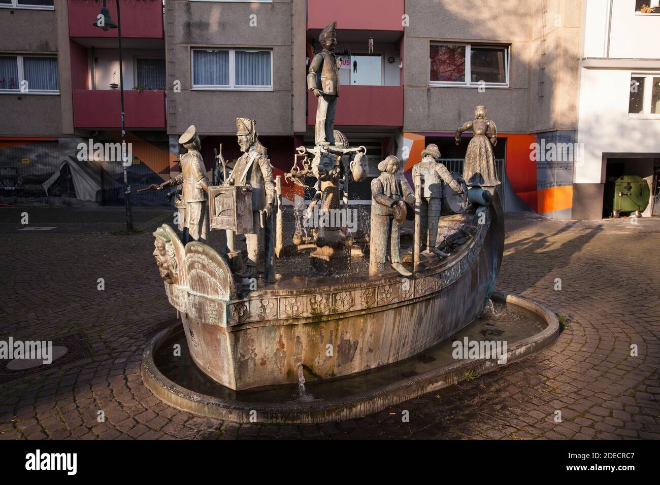Narrenschiff (nave con stolti) fontana dell'artista Bonifatius Stirnberg presso lo squar Karl-Berbuer, Colonia, Germania. Narrenschiff-Brunnen von Bonifati Foto Stock