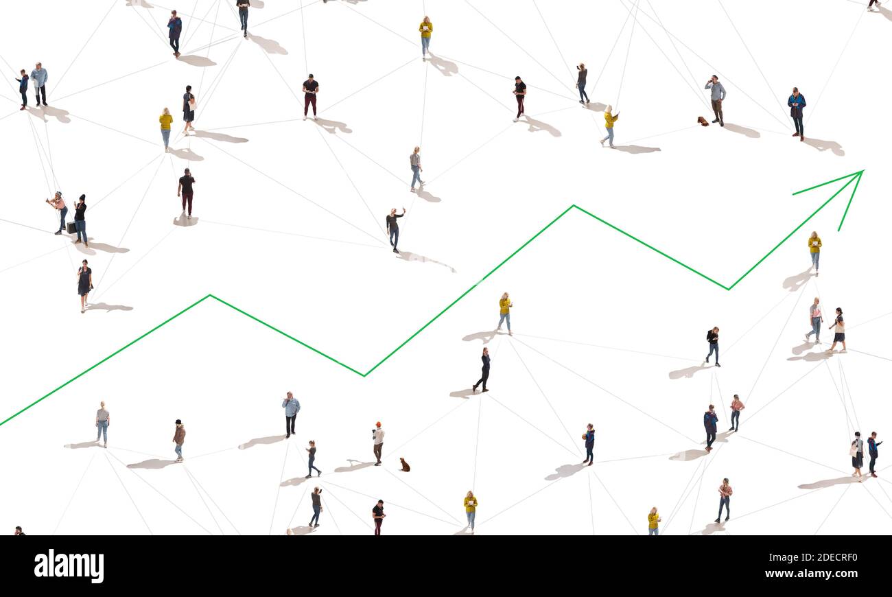 Visione aerea delle persone che si collegano tramite linee, social media e concetto di comunicazione. Vista dall'alto di uomini e donne isolati su sfondo bianco con freccia verde. Rimanere in linea, Internet, tecnologie. Foto Stock