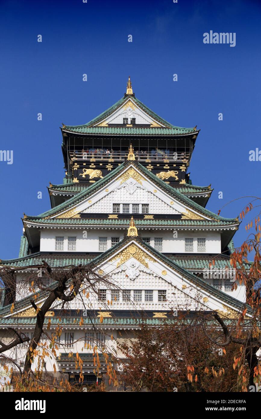 Il Castello di Osaka, in Giappone. Punto di riferimento di Architettura - Castello giapponese. Foto Stock
