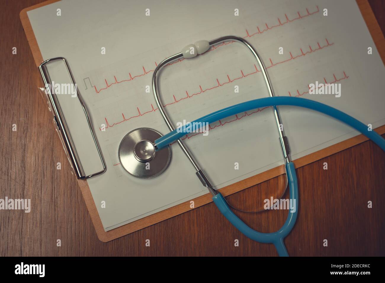 Cardiogramma in primo piano con stetoscopio su tavolo di legno. Concetti di salute Foto Stock