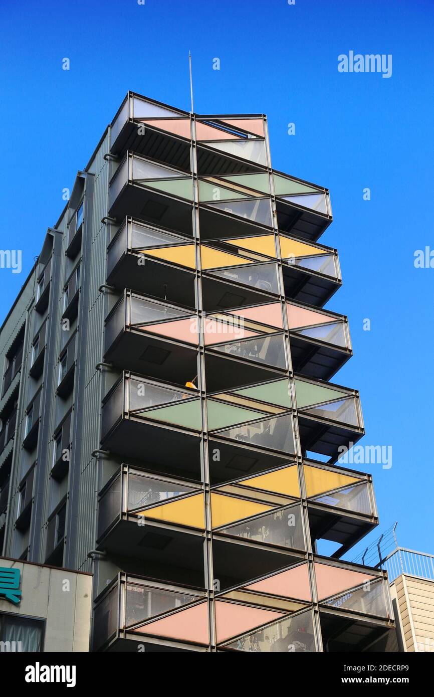 OSAKA, GIAPPONE - 22 NOVEMBRE 2016: Edificio generico di appartamenti nel quartiere residenziale di Osaka, Giappone. Osaka appartiene alla seconda più grande area metropolitana o Foto Stock