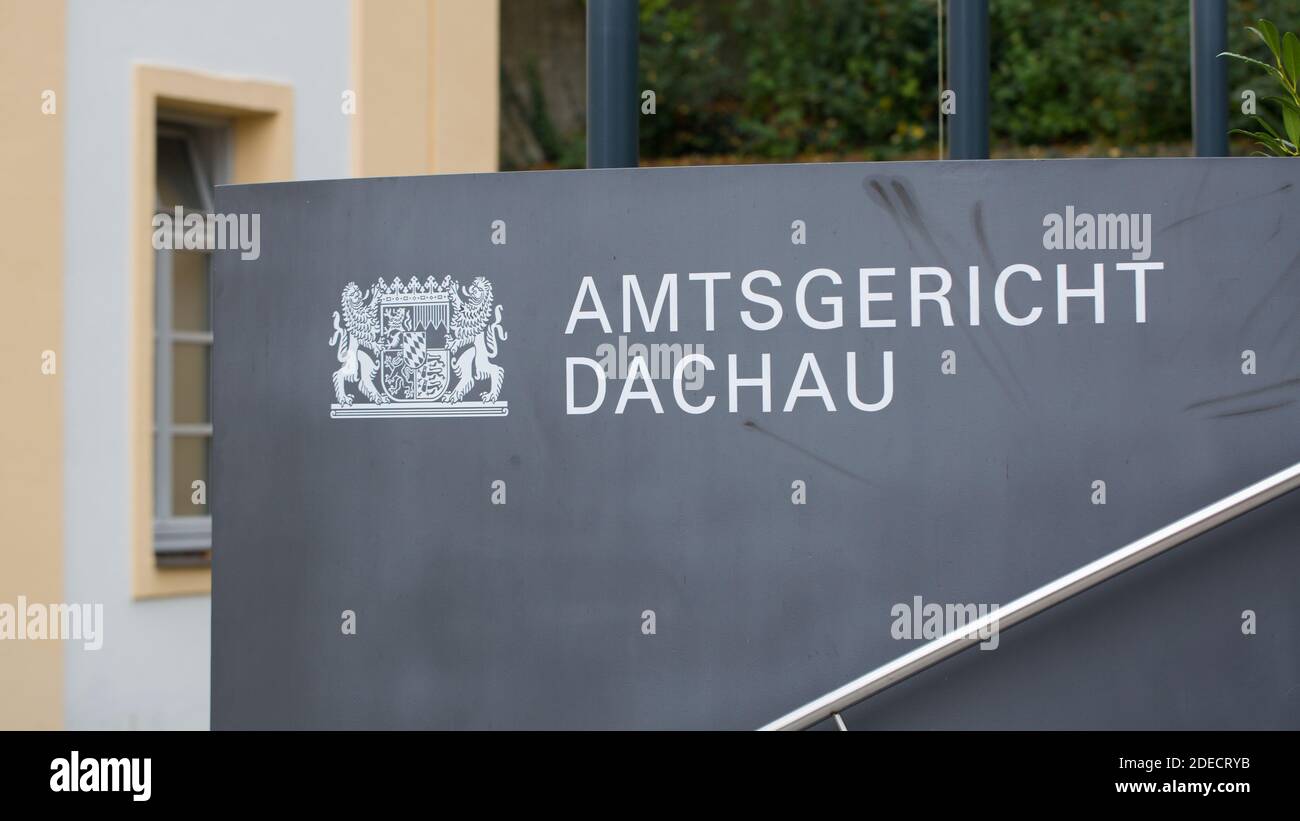Dachau, Germania - 12 ottobre 2020: Segno con scrittura Amtsgericht Dachau e stemma bavarese. Distretto tribunale situato nella città di Dachau. Foto Stock