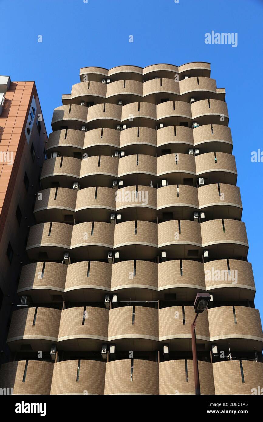 OSAKA, GIAPPONE - 22 NOVEMBRE 2016: Edificio generico di appartamenti nel quartiere residenziale di Osaka, Giappone. Osaka appartiene alla seconda più grande area metropolitana o Foto Stock
