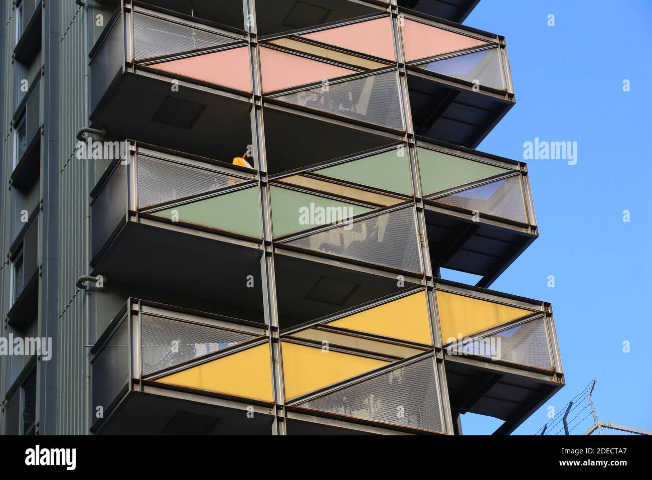 OSAKA, GIAPPONE - 22 NOVEMBRE 2016: Edificio generico di appartamenti nel quartiere residenziale di Osaka, Giappone. Osaka appartiene alla seconda più grande area metropolitana o Foto Stock
