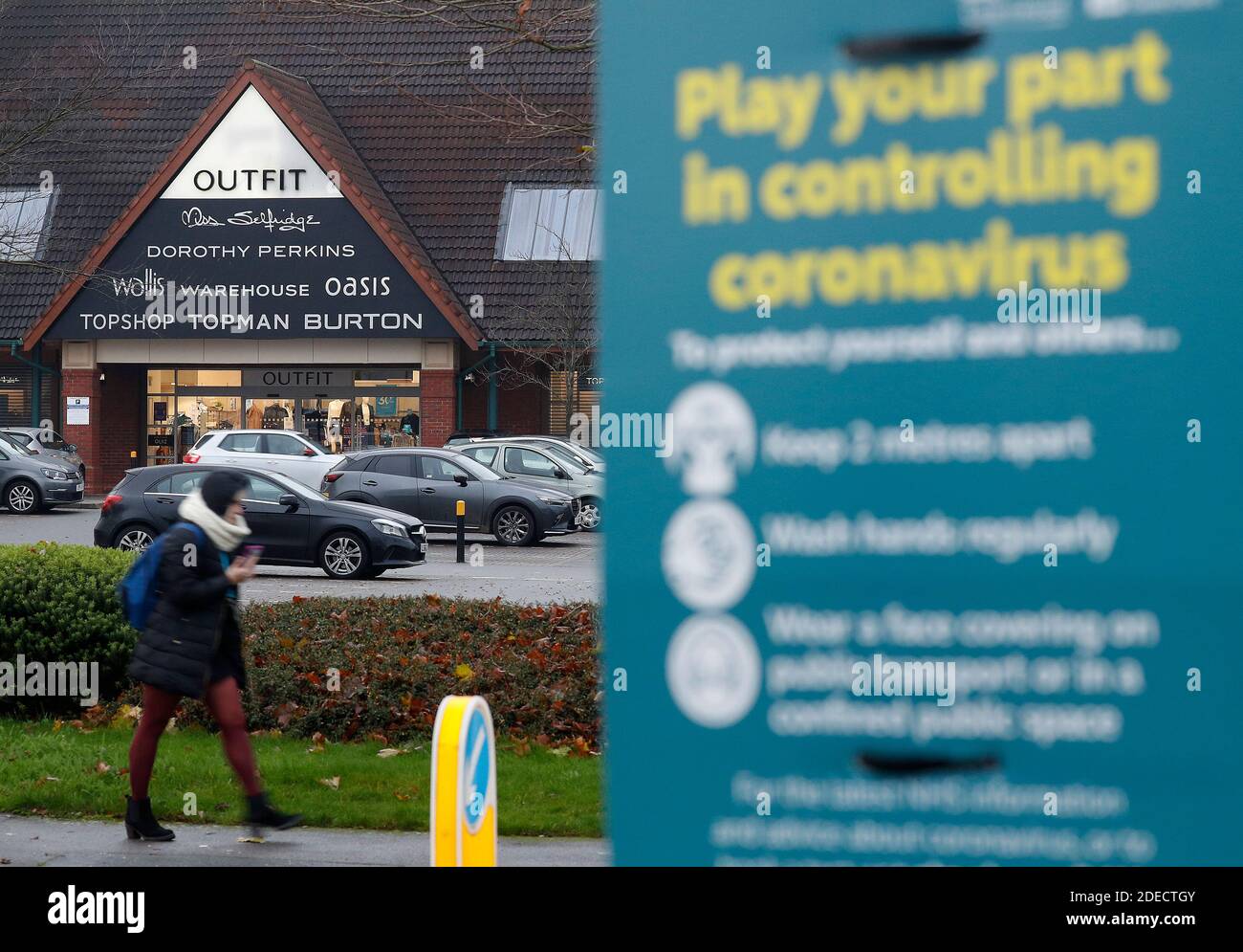 Leicester, Leicestershire, Regno Unito. 30 novembre 2020. Una donna passa davanti a un negozio di concessioni Arcadia Group mentre il personale attende di sapere se l'azienda deve entrare nell'amministrazione. Credit Darren Staples/Alamy Live News. Foto Stock