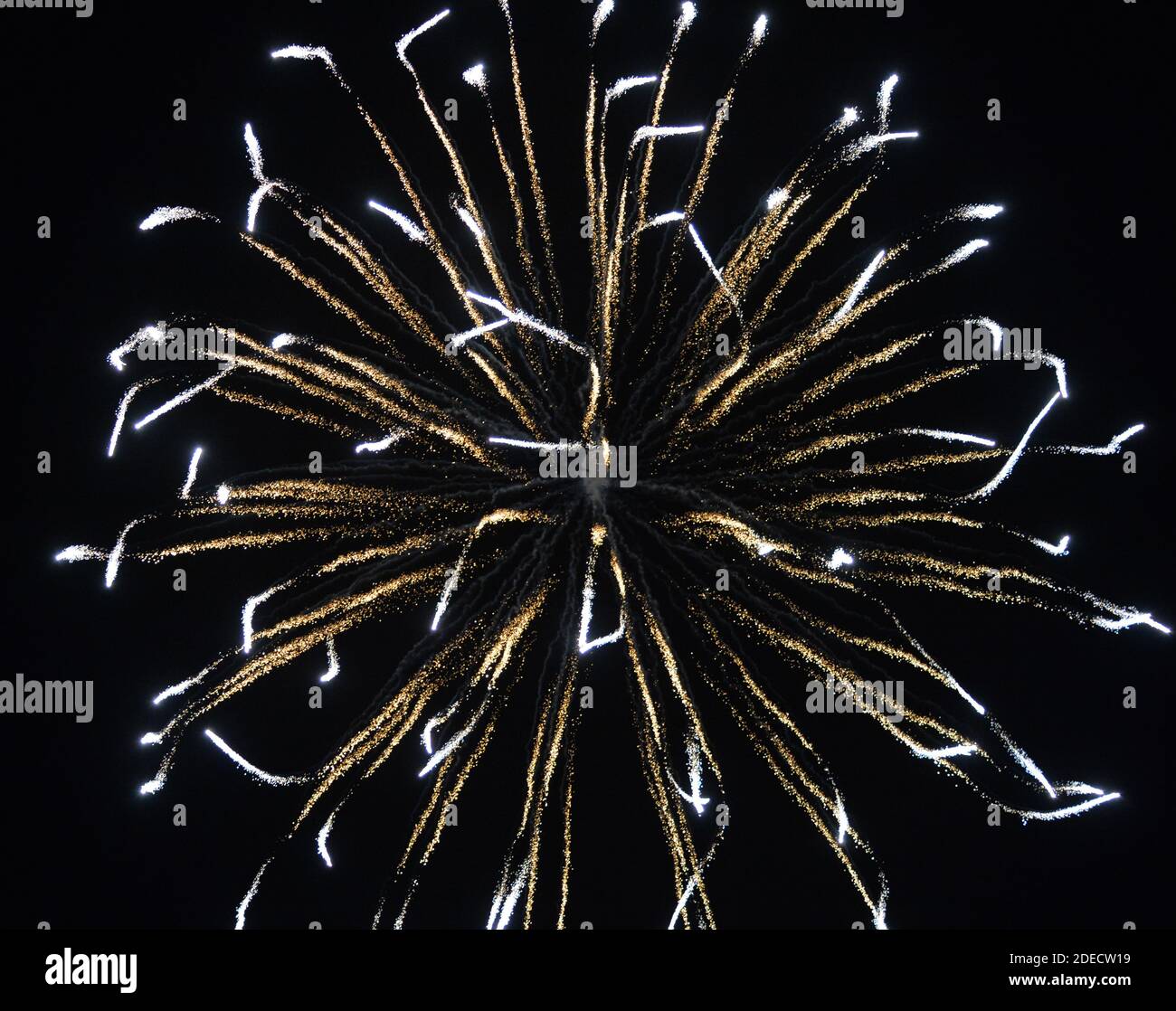 i fuochi d'artificio sono una classe di dispositivi pirotecnici a bassa esplosività utilizzati per scopi estetici e di intrattenimento. Foto Stock