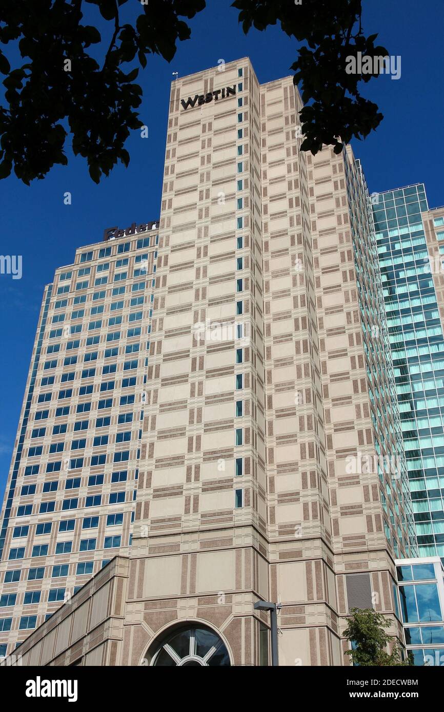 PITTSBURGH, USA - 30 GIUGNO 2013: Vista esterna dell'hotel Westin a Pittsburgh. Dal 2013 Westin ha gestito quasi 200 hotel. Fa parte di Starwood Hot Foto Stock