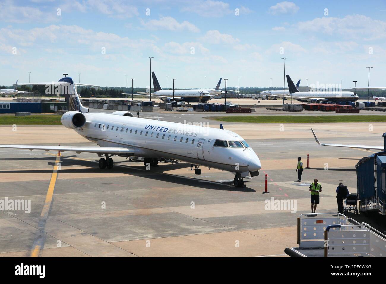 WASHINGTON, USA - 15 GIUGNO 2013: United Express Regional Jet Embraer ERJ175 presso l'aeroporto internazionale di Dulles a Washington, DC, USA. Foto Stock