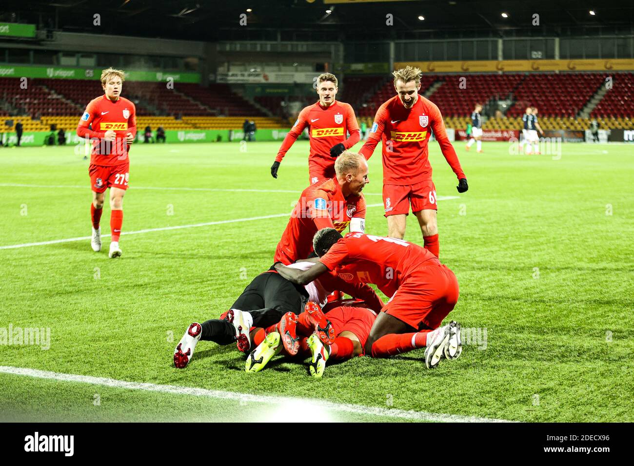 Farum, Danimarca. 29 Nov 2020. Isaac Atanga (12) del FC Nordsjaelland segna ed è celebrato dai compagni di squadra durante il 3F Superliga match tra FC Nordsjaelland e AGF in Right to Dream Park, Farum. (Photo Credit: Gonzales Photo/Alamy Live News Foto Stock