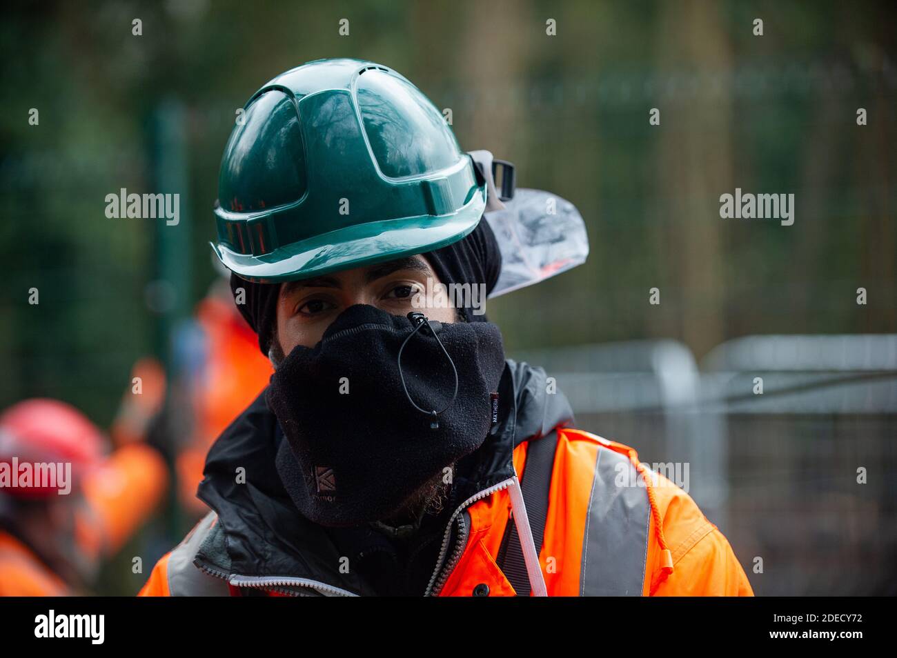 Denham, Buckinghamshire, Regno Unito. 27 novembre 2020. Oggi i lavoratori HS2 e la sicurezza HS2 sono entrati nel Denham Wildlife Protection Camp nel Denham Country Park senza permesso. Il campo è occupato da attivisti ambientali che vivono in alberi accanto a un composto HS2 come cercano di impedire HS2 di distruggere gli alberi. HS2 arrivò nel campo di massa e disse che era così che potevano riparare una recinzione tra il loro compound e il campo di attivisti. Credito: Maureen McLean/Alamy Foto Stock