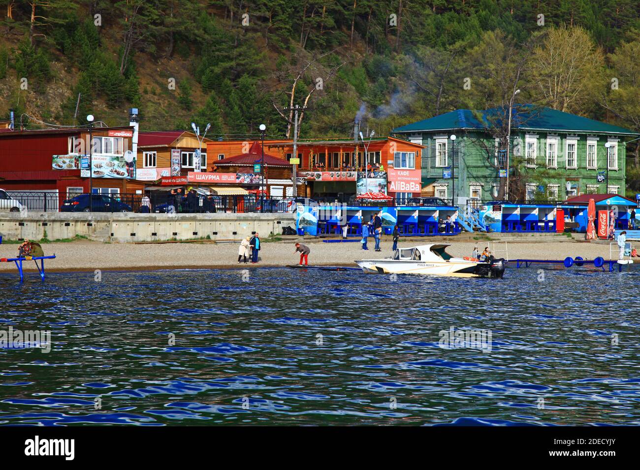 Listvyanka, Russia - 25 maggio 2019: Veduta dell'insediamento di Listvyanka, riva del lago Baikal. Foto Stock